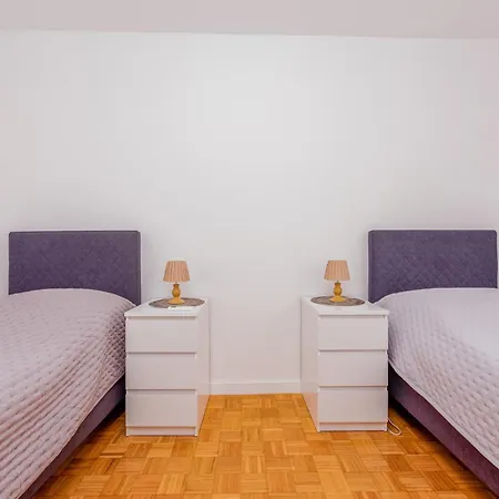 Amazing In With Kitchen Apartment *