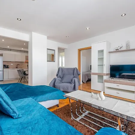 Amazing In With Kitchen Apartment *